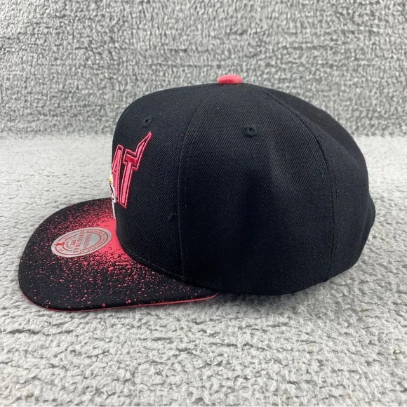 New mitchell & NESS MIAMI HEAT SNAPBACK SPRAY PAINT HAT CAP NBA BLACK RED UNISEX - Picture 4 of 11